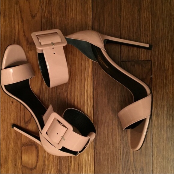 Stunning nude sandals with oversized buckle - Picture 2 of 3